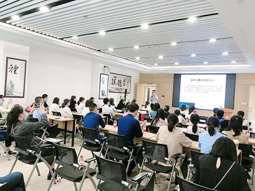 ​如何选择演讲培训专业的培训机构呢？